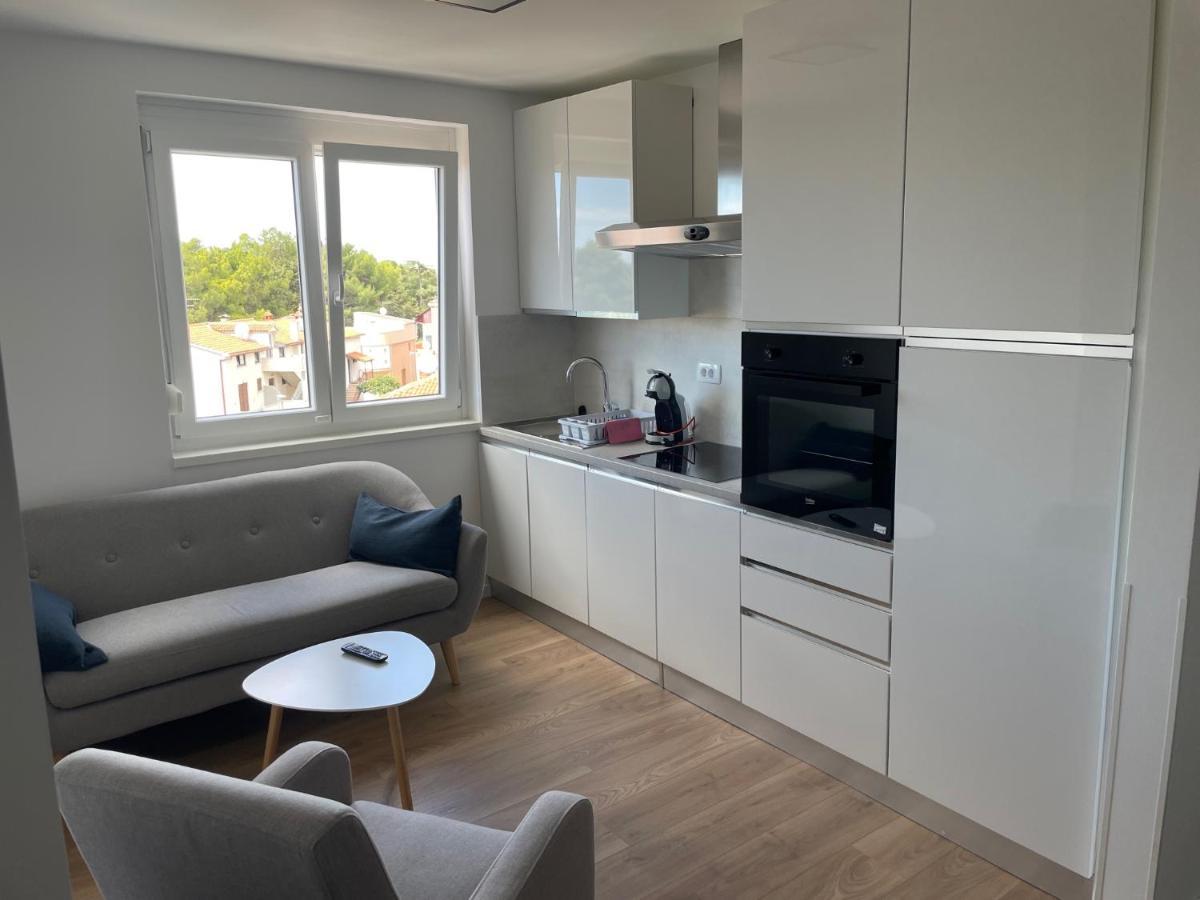 App Robi Apartment Новиград Екстериор снимка